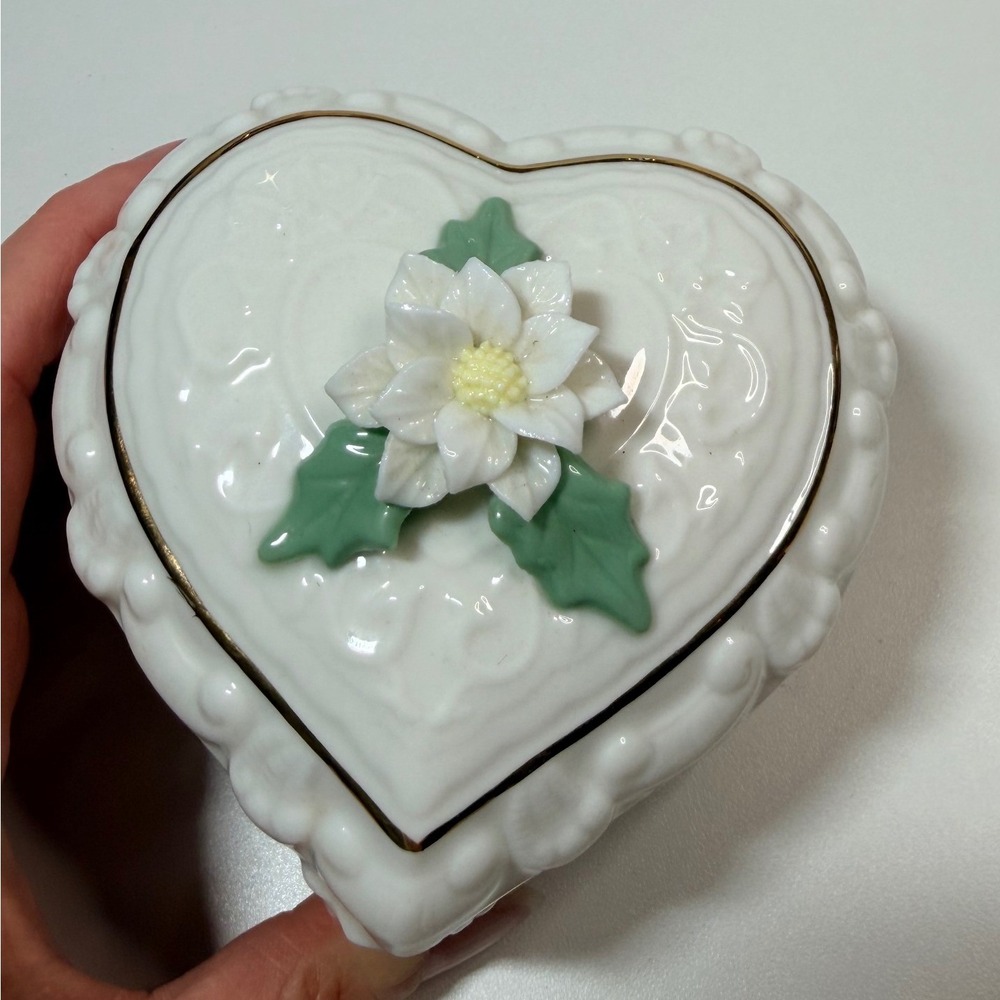 Vintage Style Heart Shaped Porcelain Trinket Music Box White Floral Gold Trimmed